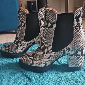 Aerosoles Snakeskin Ankle Boots 9